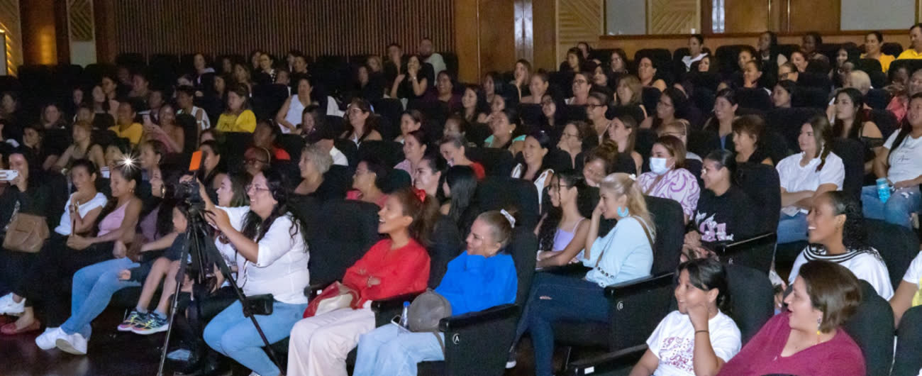 Auditorio lleno en una conferencia de Lina Hernández