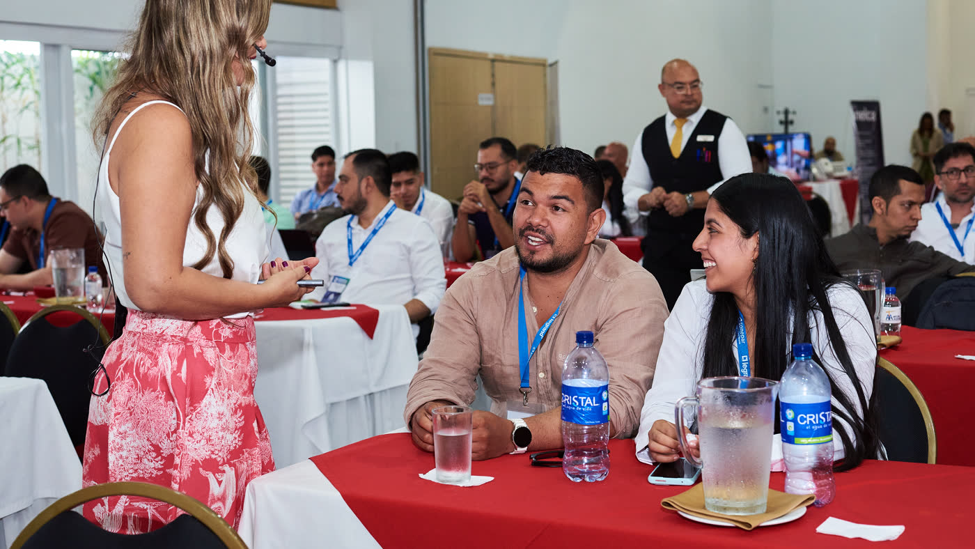 Lina Hernández acompañando a participantes en sala